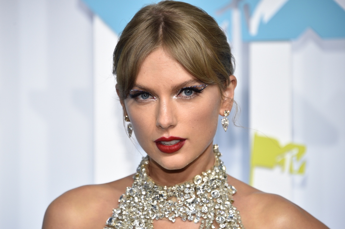 Taylor Swift, vestido cristales, Oscar de la Renta, vmas
