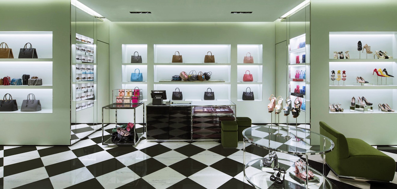 La tienda se define por el distintivo suelo a cuadros en mármol color blanco y negro, un legado de la identidad mundial de Prada. (Foto: Cortesía)