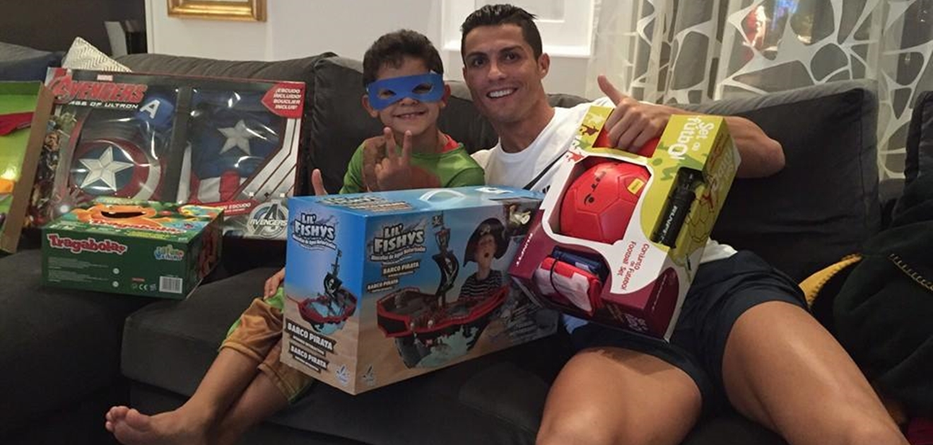 El pequeño Cristiano Ronaldo Jr. recibió varios regalos este Día de Reyes. Foto: Facebook