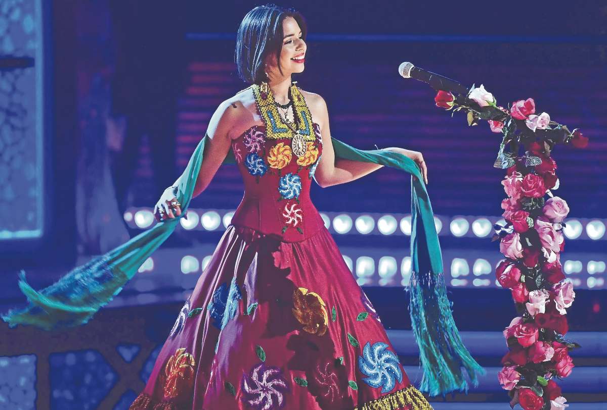 Ángela Aguilar: ¿cuánto cuestan sus elegantes vestidos típicos? | Revista  Clase